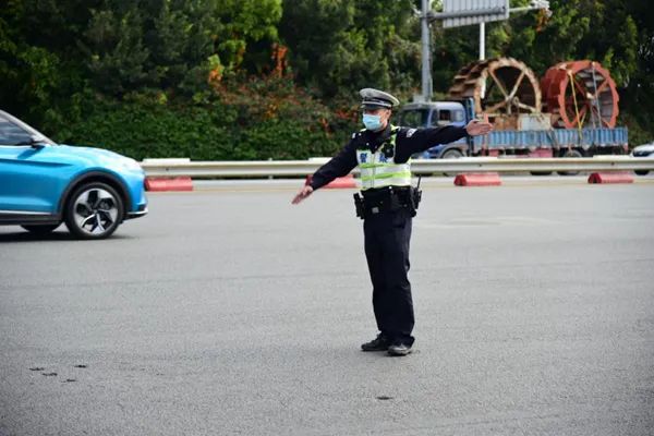 《厦门人的一天》:高速交警保驾归乡路休闲区蓝鸢梦想 - Www.slyday.coM 《厦门人的一天》:高速交警保驾归乡路休闲区蓝鸢梦想 - Www.slyday.coM