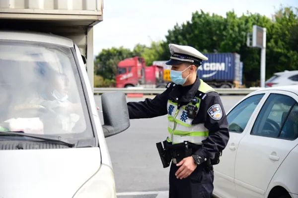 《厦门人的一天》:高速交警保驾归乡路休闲区蓝鸢梦想 - Www.slyday.coM 《厦门人的一天》:高速交警保驾归乡路休闲区蓝鸢梦想 - Www.slyday.coM