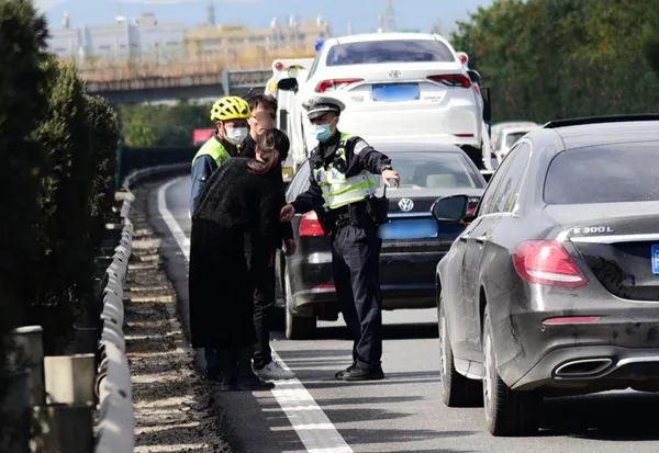 《厦门人的一天》:高速交警保驾归乡路休闲区蓝鸢梦想 - Www.slyday.coM 《厦门人的一天》:高速交警保驾归乡路休闲区蓝鸢梦想 - Www.slyday.coM