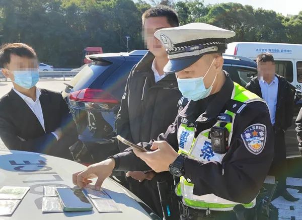 《厦门人的一天》:高速交警保驾归乡路休闲区蓝鸢梦想 - Www.slyday.coM 《厦门人的一天》:高速交警保驾归乡路休闲区蓝鸢梦想 - Www.slyday.coM