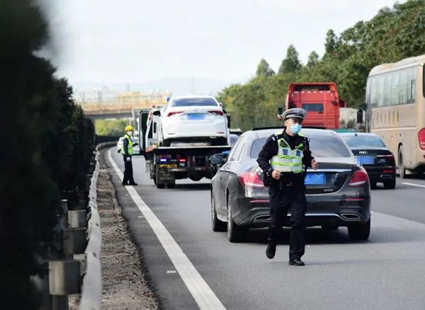 《厦门人的一天》:高速交警保驾归乡路休闲区蓝鸢梦想 - Www.slyday.coM 《厦门人的一天》:高速交警保驾归乡路休闲区蓝鸢梦想 - Www.slyday.coM