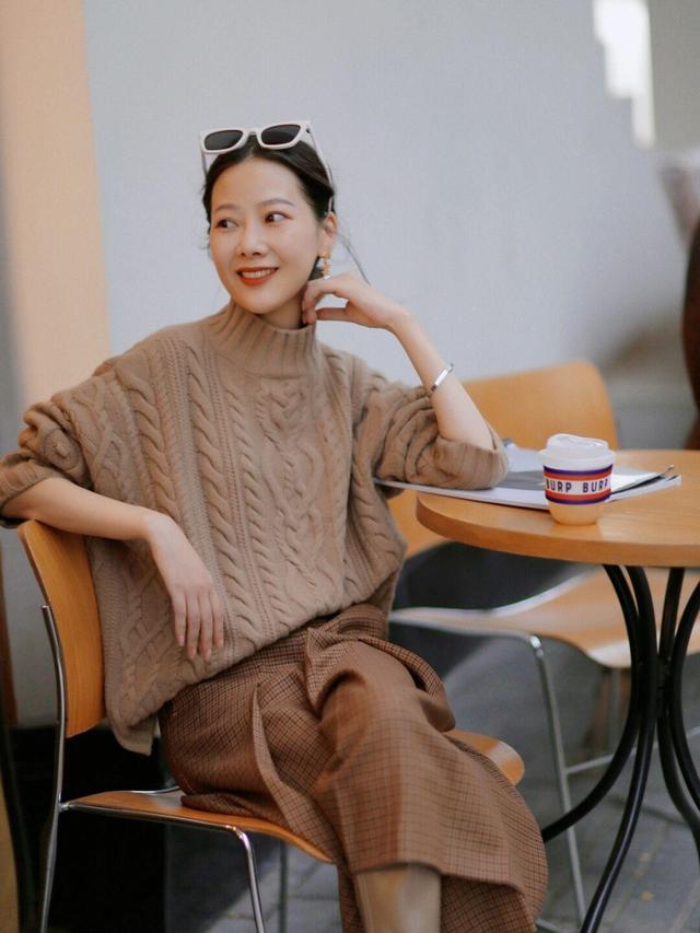 这些才是“毛衣”的高级穿法,舒适又温柔,让你轻松美出新高度休闲区蓝鸢梦想 - Www.slyday.coM 这些才是“毛衣”的高级穿法,舒适又温柔,让你轻松美出新高度休闲区蓝鸢梦想 - Www.slyday.coM