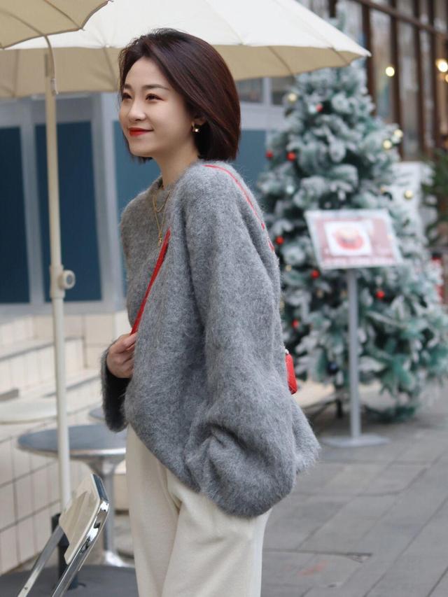 这些才是“毛衣”的高级穿法,舒适又温柔,让你轻松美出新高度休闲区蓝鸢梦想 - Www.slyday.coM 这些才是“毛衣”的高级穿法,舒适又温柔,让你轻松美出新高度休闲区蓝鸢梦想 - Www.slyday.coM