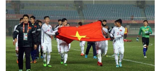 2-1!中国队拒绝摆烂,欲送越南八连败,李霄鹏祈祷澳大利亚输球