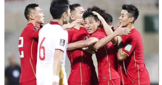 2-1!中国队拒绝摆烂,欲送越南八连败,李霄鹏祈祷澳大利亚输球