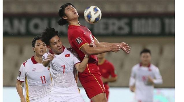 2-1!中国队拒绝摆烂,欲送越南八连败,李霄鹏祈祷澳大利亚输球