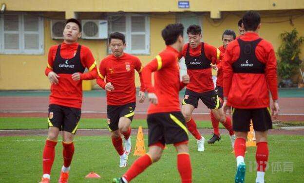国足欲变阵全力进攻拿下越南 教练组为球员减压年夜饭晚8点开始