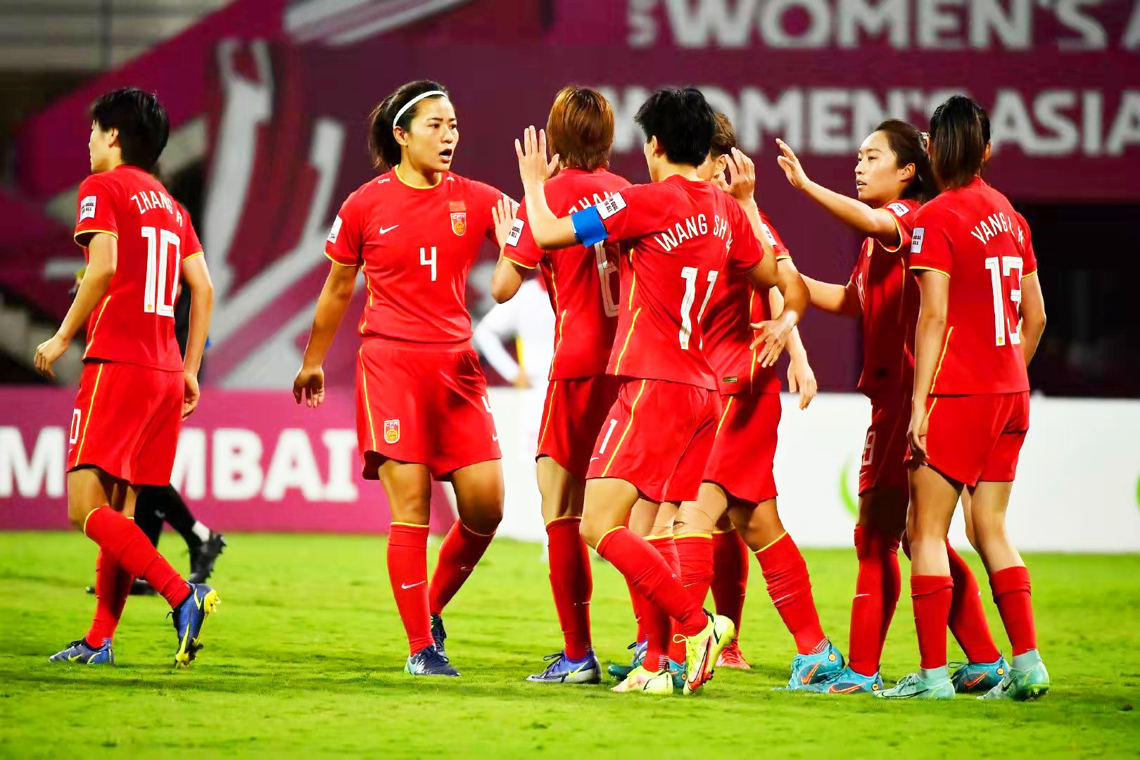 踢个越南让人揪着心！下场对日本还得看王霜，女足后防太不靠谱