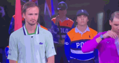 “怼天怼地怼空气”!澳洲官员颁奖礼赞梅总 俄罗斯人做鬼脸：无聊