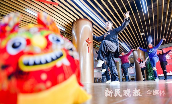 “五禽戏”武得虎虎生威 上海中医药大学留校师生欢度春节休闲区蓝鸢梦想 - Www.slyday.coM “五禽戏”武得虎虎生威 上海中医药大学留校师生欢度春节休闲区蓝鸢梦想 - Www.slyday.coM