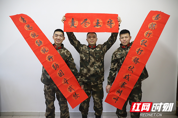 新春走基层丨武警常德支队:官兵齐动手 共同营造军营过年氛围休闲区蓝鸢梦想 - Www.slyday.coM 新春走基层丨武警常德支队:官兵齐动手 共同营造军营过年氛围休闲区蓝鸢梦想 - Www.slyday.coM