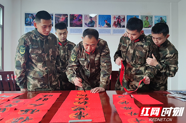 新春走基层丨武警常德支队:官兵齐动手 共同营造军营过年氛围休闲区蓝鸢梦想 - Www.slyday.coM 新春走基层丨武警常德支队:官兵齐动手 共同营造军营过年氛围休闲区蓝鸢梦想 - Www.slyday.coM