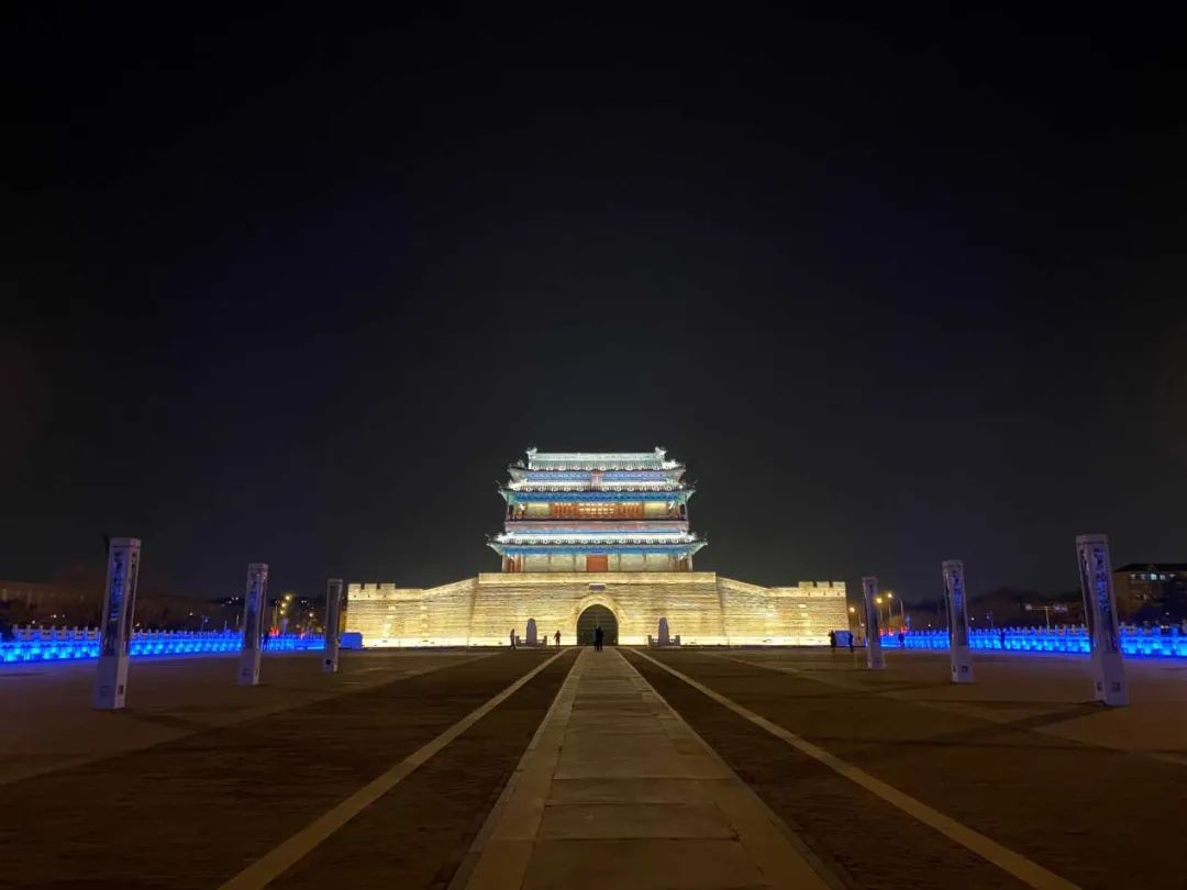 广场两侧,北京2022年冬奥会会徽和冬残奥会会徽一齐点亮.