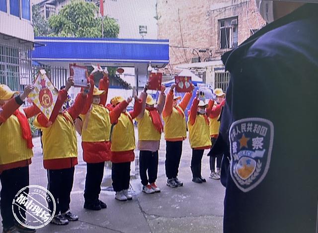 南昌:萌娃来派出所拜年 警察叔叔辛苦了休闲区蓝鸢梦想 - Www.slyday.coM 南昌:萌娃来派出所拜年 警察叔叔辛苦了休闲区蓝鸢梦想 - Www.slyday.coM