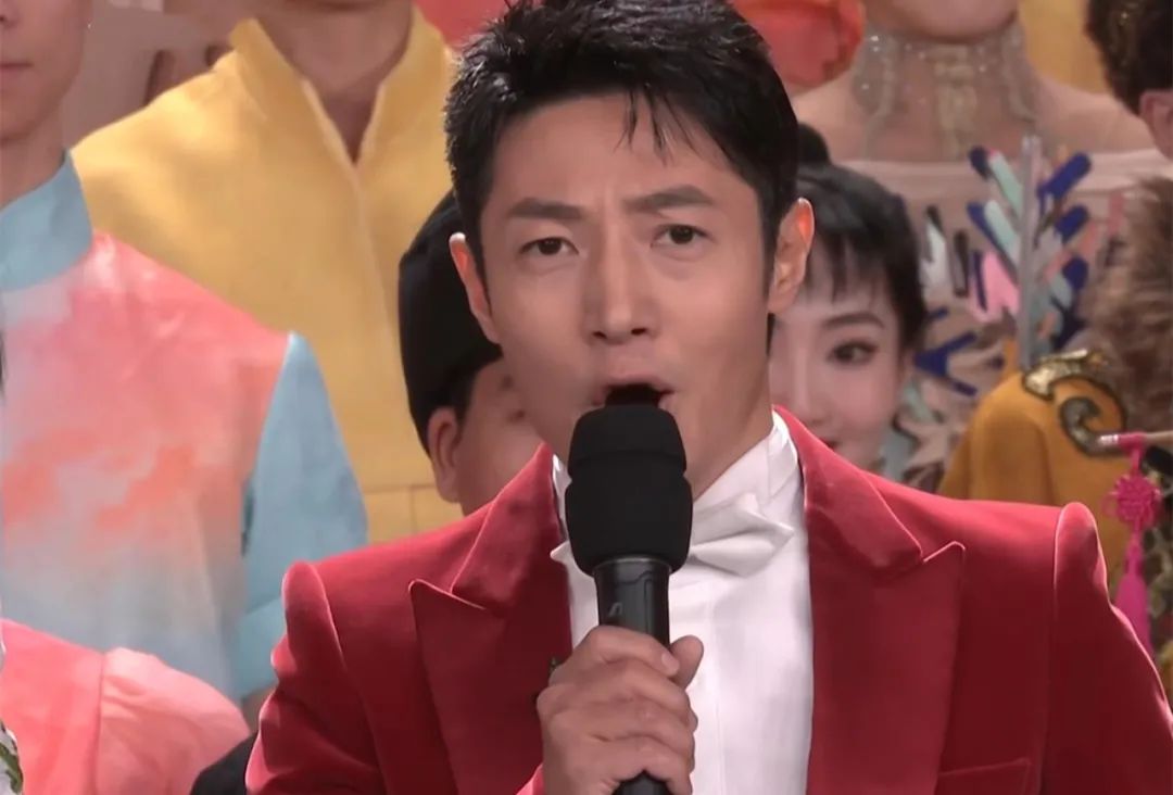 为了零点报时 任鲁豫偷看6次计时器