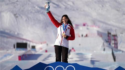 北京冬奥送手机大礼，外国人尖叫，为何不送国货反而送<a href=