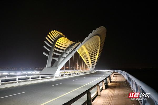 除夕之夜,常德龙头拱桥静谧绝美休闲区蓝鸢梦想 - Www.slyday.coM 除夕之夜,常德龙头拱桥静谧绝美休闲区蓝鸢梦想 - Www.slyday.coM