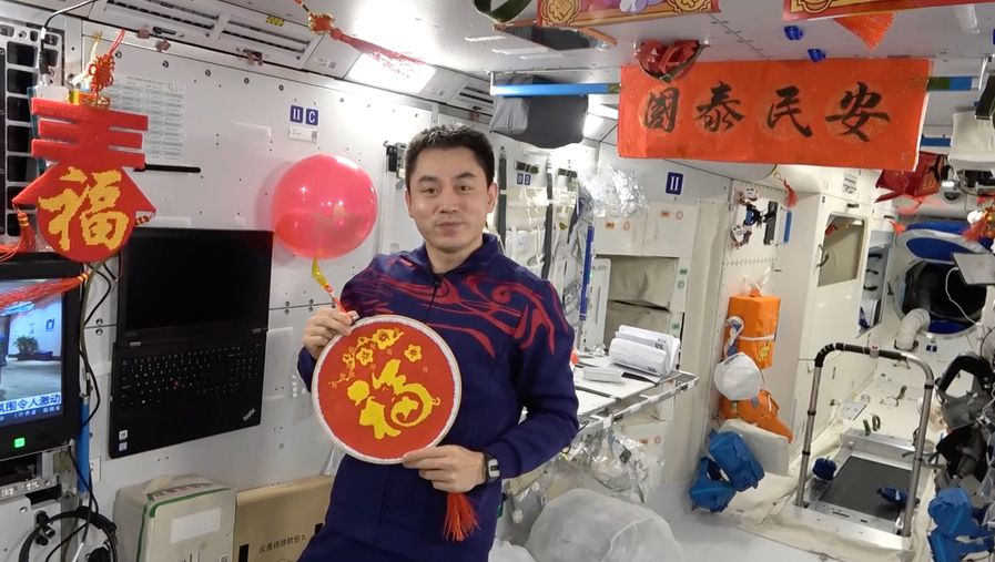 航天员太空拜年 网友:太空出差三人组带了百宝箱吗?居然还能写春联!休闲区蓝鸢梦想 - Www.slyday.coM 航天员太空拜年 网友:太空出差三人组带了百宝箱吗?居然还能写春联!休闲区蓝鸢梦想 - Www.slyday.coM