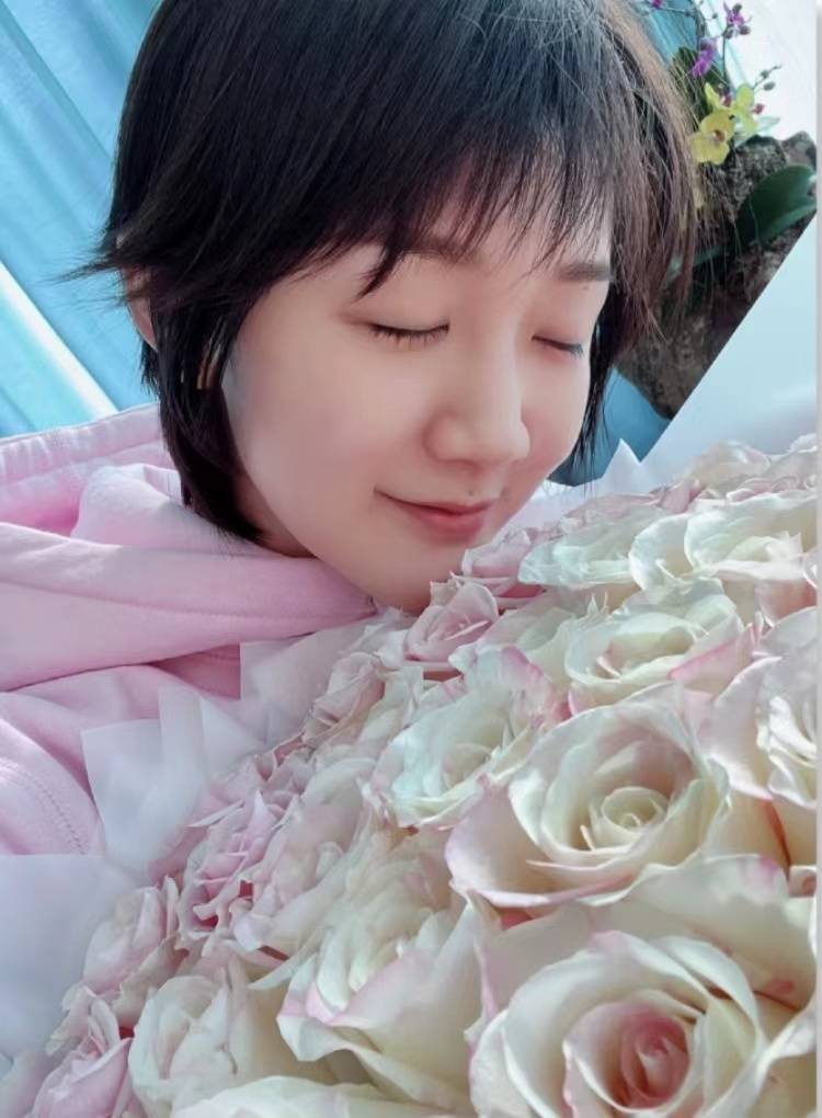 陈梦陪爸妈拍全家福，发型大变样，令人眼前一亮，<a href=