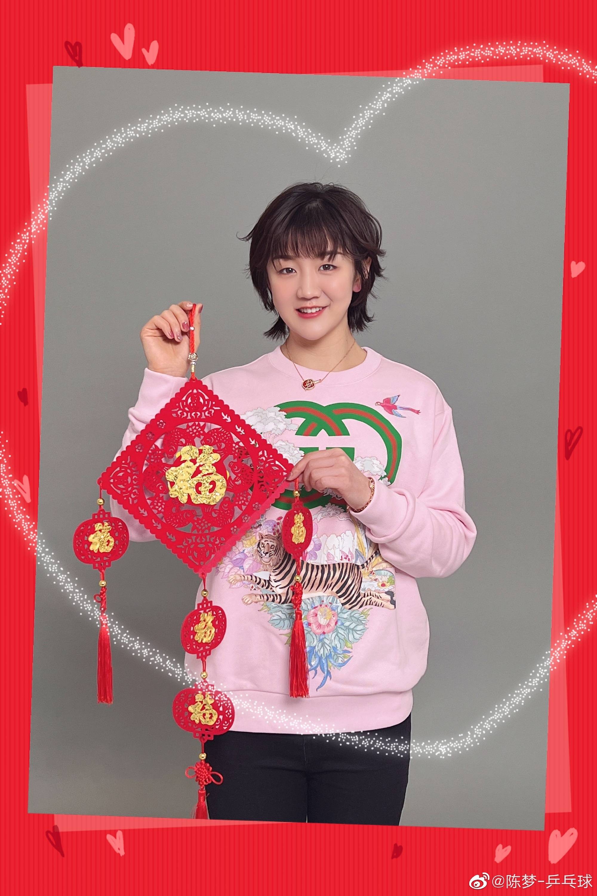 陈梦陪爸妈拍全家福，发型大变样，令人眼前一亮，<a href=