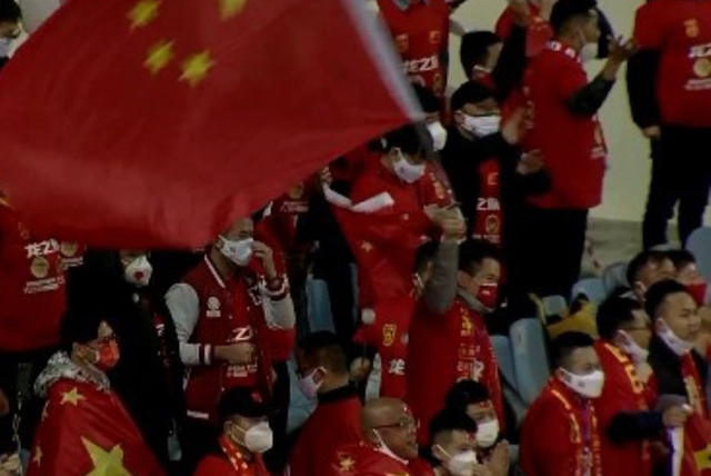 国足惨负越南！总理现场给球员派发大红包，中国球迷不满破口大骂