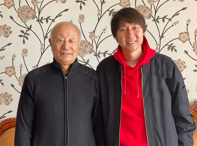 李铁去恩师家拜年！红光满面变胖了，国足输越南，他却过了个好年