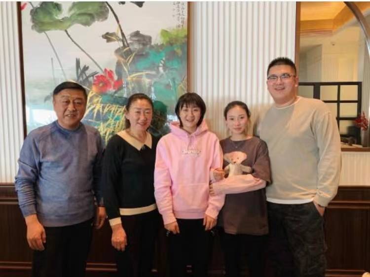 陈梦陪爸妈拍全家福，发型大变样，令人眼前一亮，<a href=