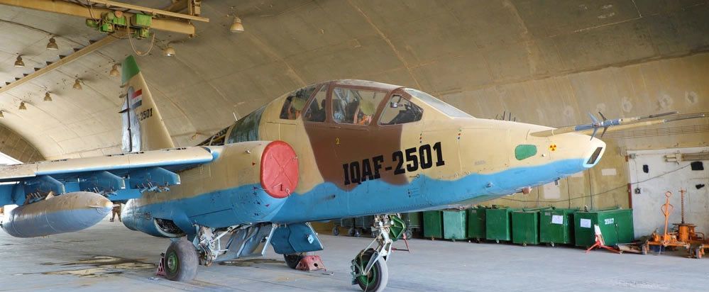 伊拉克地勤人员检修苏-25攻击机 <a href=