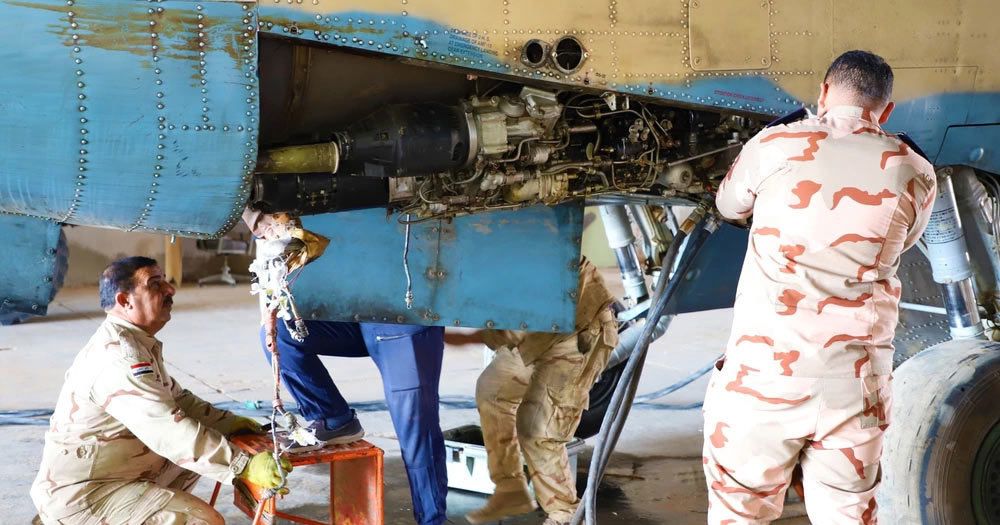 伊拉克地勤人员检修苏-25攻击机 <a href=