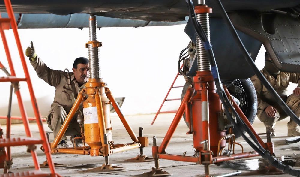 伊拉克地勤人员检修苏-25攻击机 <a href=