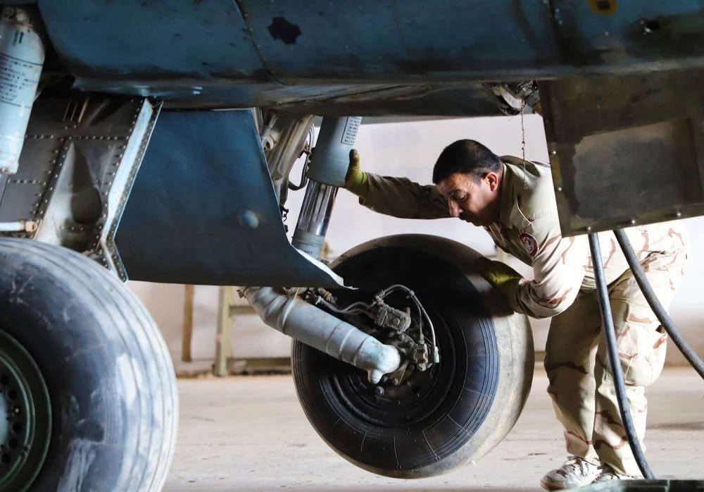 伊拉克地勤人员检修苏-25攻击机 <a href=