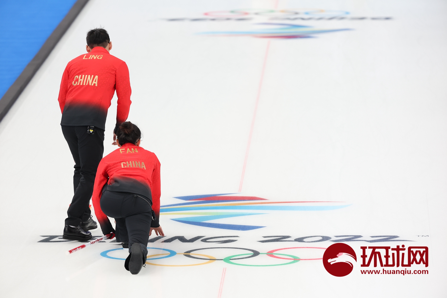 北京冬奥会首个开赛的竞赛项目冰壶拉开战幕,观众为选手呐喊助威休闲区蓝鸢梦想 - Www.slyday.coM 北京冬奥会首个开赛的竞赛项目冰壶拉开战幕,观众为选手呐喊助威休闲区蓝鸢梦想 - Www.slyday.coM