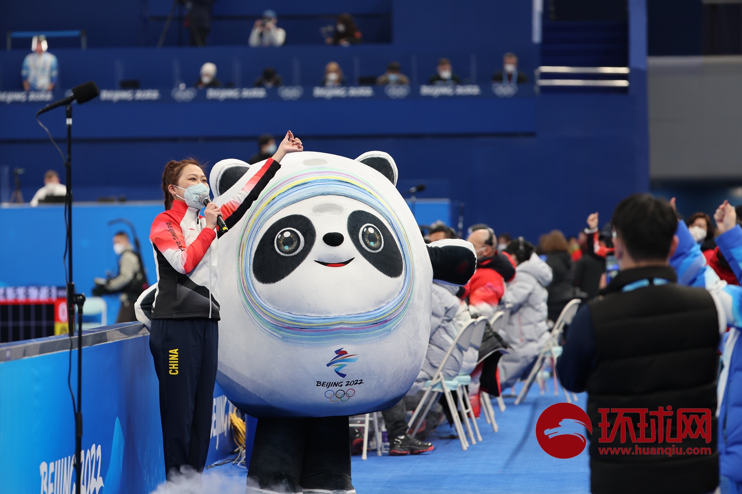 北京冬奥会首个开赛的竞赛项目冰壶拉开战幕,观众为选手呐喊助威休闲区蓝鸢梦想 - Www.slyday.coM 北京冬奥会首个开赛的竞赛项目冰壶拉开战幕,观众为选手呐喊助威休闲区蓝鸢梦想 - Www.slyday.coM