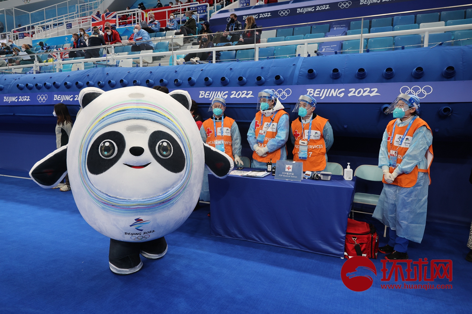 北京冬奥会首个开赛的竞赛项目冰壶拉开战幕,观众为选手呐喊助威休闲区蓝鸢梦想 - Www.slyday.coM 北京冬奥会首个开赛的竞赛项目冰壶拉开战幕,观众为选手呐喊助威休闲区蓝鸢梦想 - Www.slyday.coM