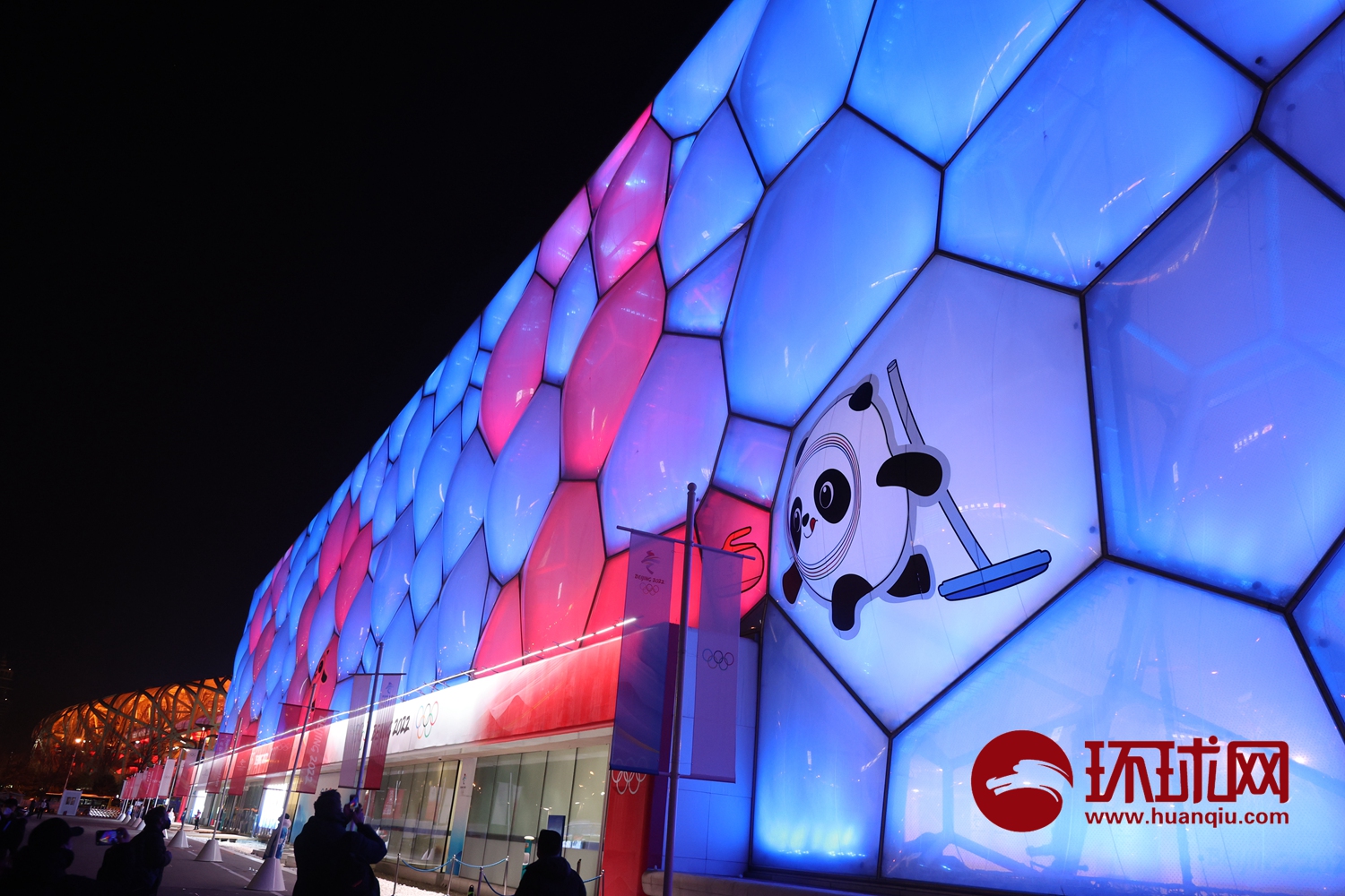 北京冬奥会首个开赛的竞赛项目冰壶拉开战幕,观众为选手呐喊助威休闲区蓝鸢梦想 - Www.slyday.coM 北京冬奥会首个开赛的竞赛项目冰壶拉开战幕,观众为选手呐喊助威休闲区蓝鸢梦想 - Www.slyday.coM