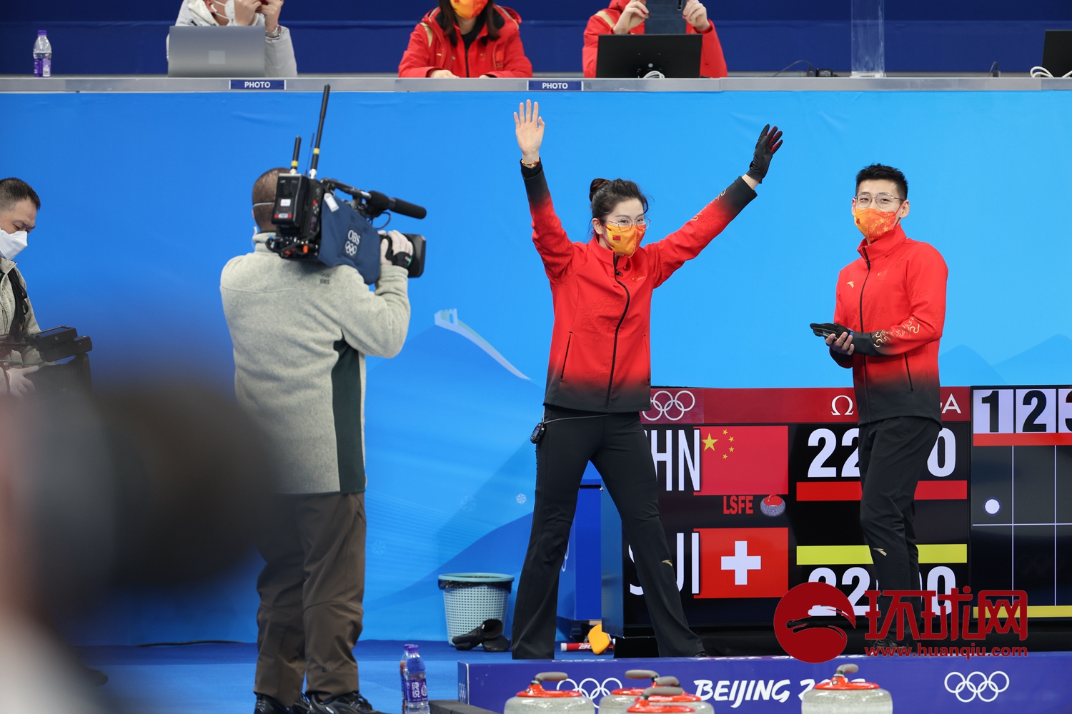 北京冬奥会首个开赛的竞赛项目冰壶拉开战幕,观众为选手呐喊助威休闲区蓝鸢梦想 - Www.slyday.coM 北京冬奥会首个开赛的竞赛项目冰壶拉开战幕,观众为选手呐喊助威休闲区蓝鸢梦想 - Www.slyday.coM