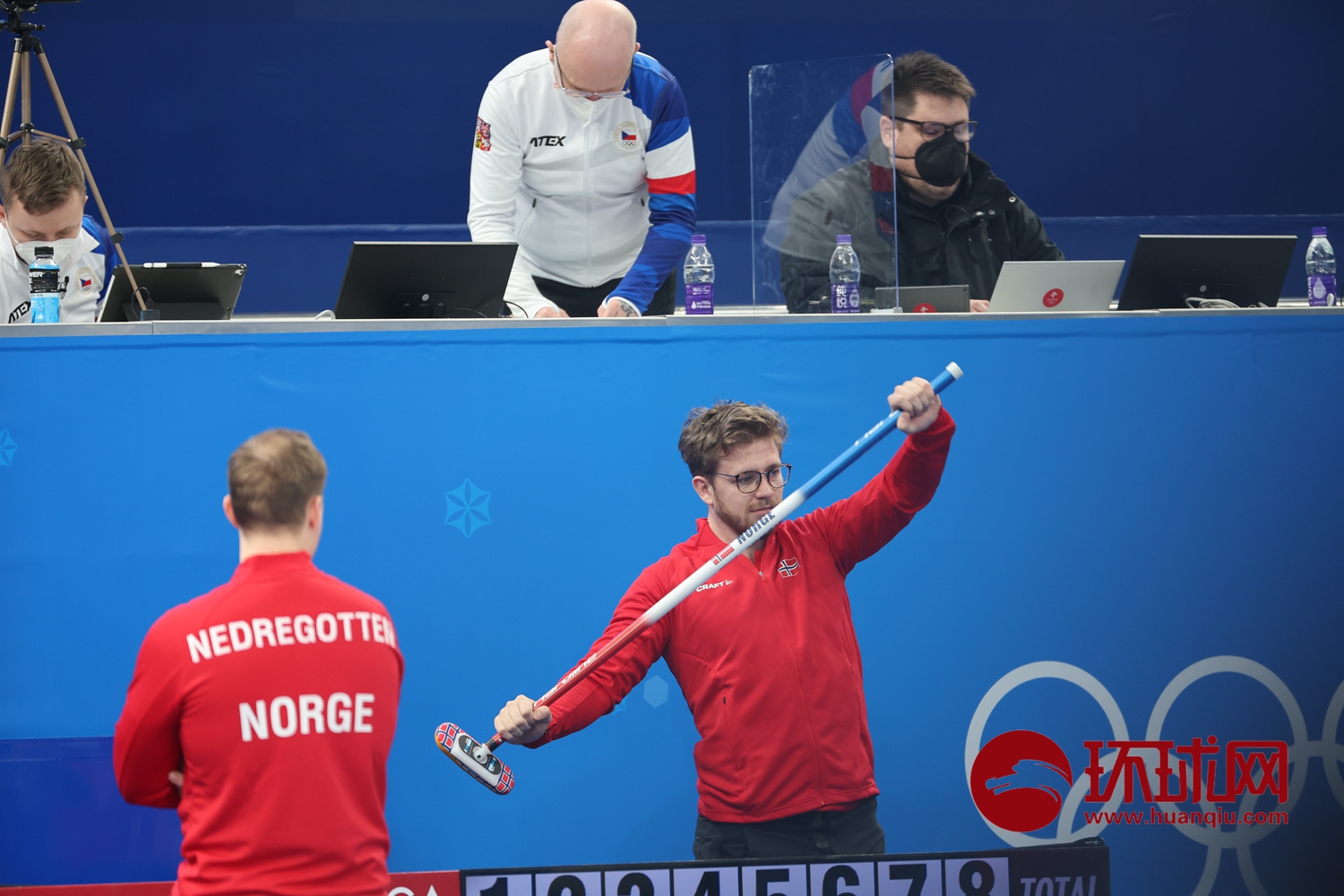 北京冬奥会首个开赛的竞赛项目冰壶拉开战幕,观众为选手呐喊助威休闲区蓝鸢梦想 - Www.slyday.coM 北京冬奥会首个开赛的竞赛项目冰壶拉开战幕,观众为选手呐喊助威休闲区蓝鸢梦想 - Www.slyday.coM