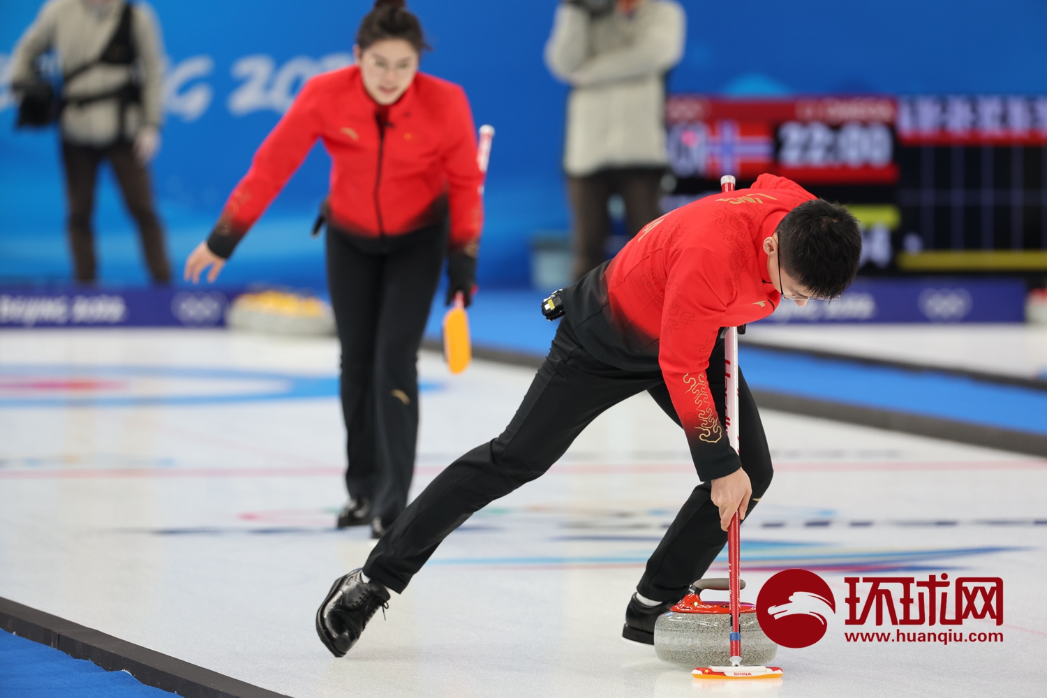 北京冬奥会首个开赛的竞赛项目冰壶拉开战幕,观众为选手呐喊助威休闲区蓝鸢梦想 - Www.slyday.coM 北京冬奥会首个开赛的竞赛项目冰壶拉开战幕,观众为选手呐喊助威休闲区蓝鸢梦想 - Www.slyday.coM