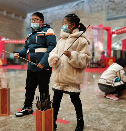 制年历、做福袋、还有传统游戏体验,市民博物馆里过大年休闲区蓝鸢梦想 - Www.slyday.coM 制年历、做福袋、还有传统游戏体验,市民博物馆里过大年休闲区蓝鸢梦想 - Www.slyday.coM