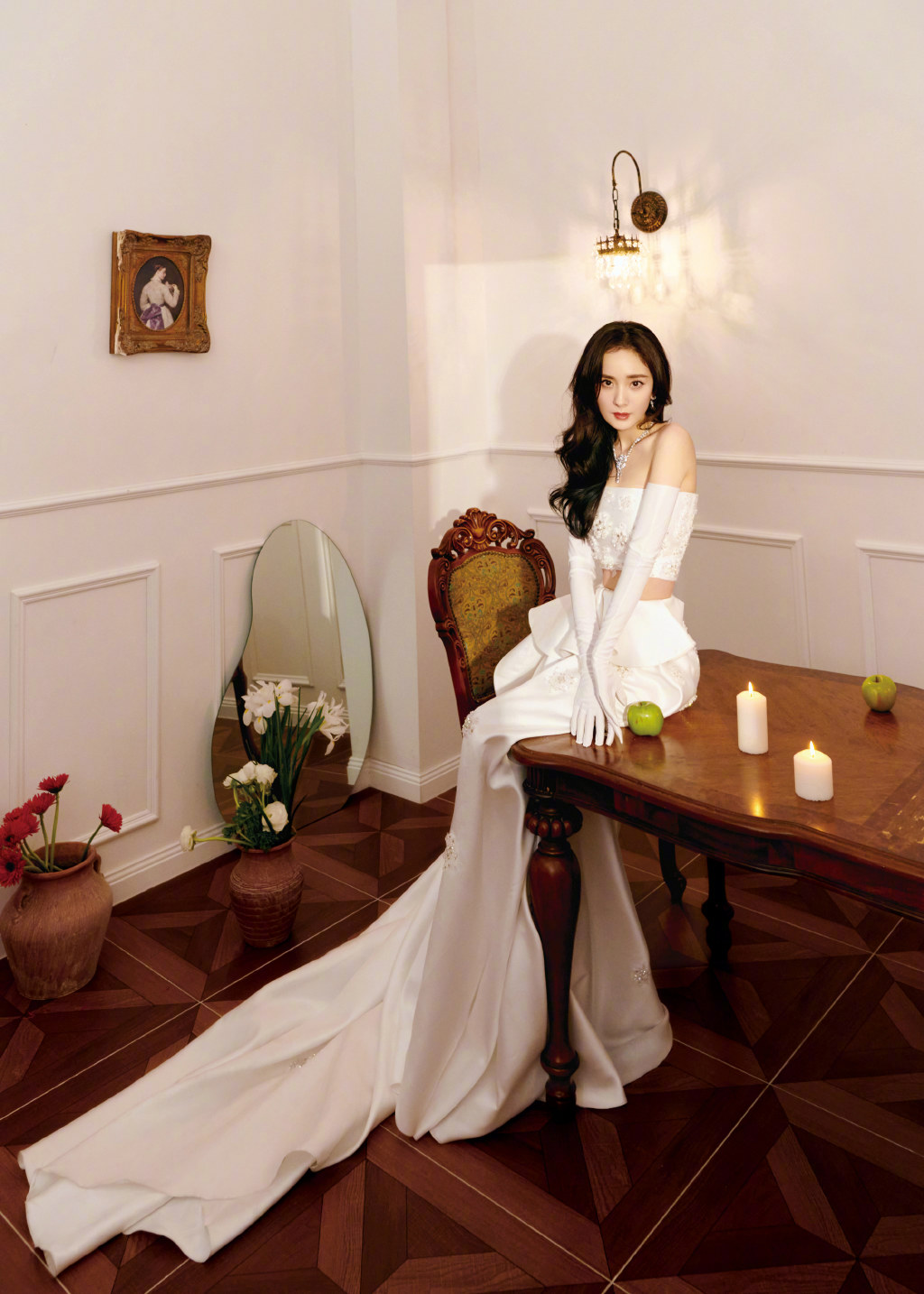 照片中的杨幂身穿两截式白色礼服裙,长发披肩优雅迷人,设计感十足的