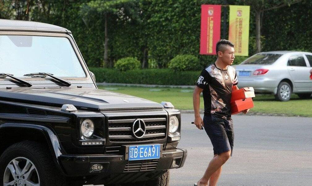 你怎么看？看看越南球员的生活现状，陈戌源翘二郎腿引发球迷热议