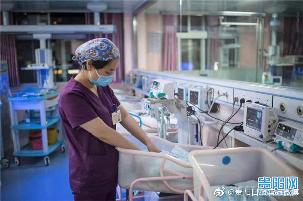 听妈妈的话温情暖贵州毕节市第一人民医院护士陈列：除夕之夜，做新生儿患者的“临时妈妈”