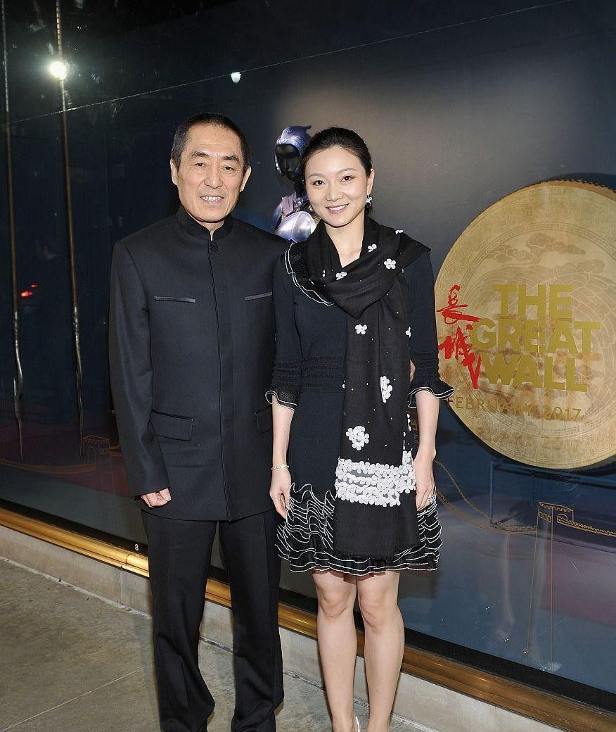 张艺谋妻子挺娇嫩的白色卫衣配红色短裙看不出是40多岁的人