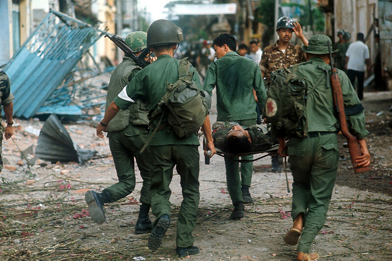 1968年春节的越南西贡  激烈的战争场面 四处逃生的老百姓