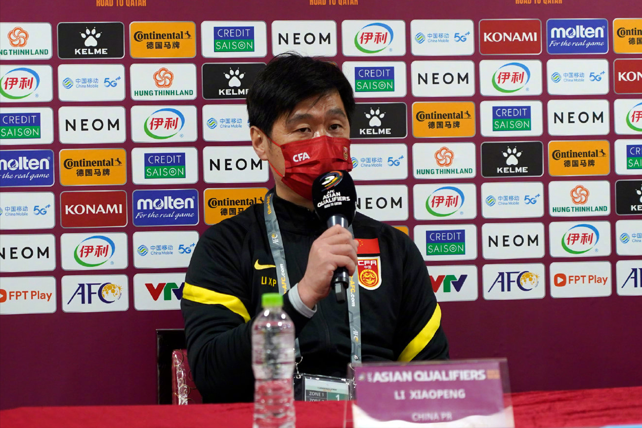 国足1-3惨败越南，李霄鹏含泪向陈戌源提一个要求，足协正式出手