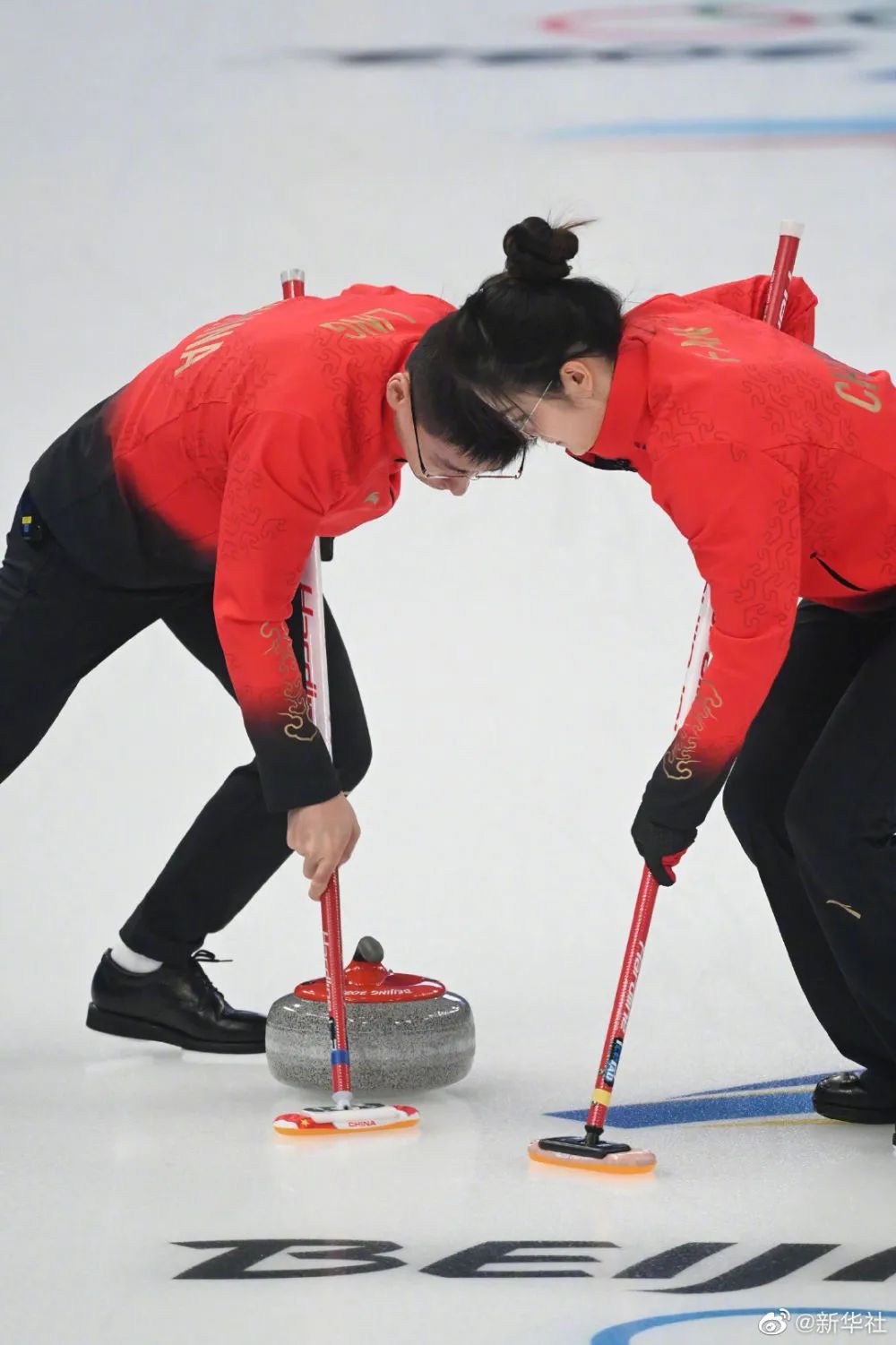 两连胜!冬奥冰壶混双中国组合惊艳“圈粉”!休闲区蓝鸢梦想 - Www.slyday.coM 两连胜!冬奥冰壶混双中国组合惊艳“圈粉”!休闲区蓝鸢梦想 - Www.slyday.coM