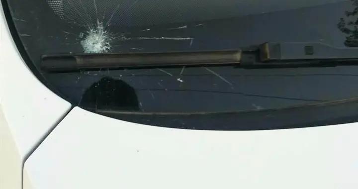 真背，过年车停楼下，被楼体脱落建筑材料砸碎车窗