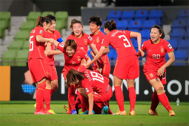 难怪男足观战全沉默！女足踢日本用身体挡球，男足面对越南还躲球