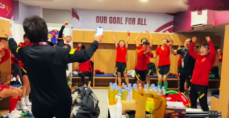 凌晨2点，中国女足更衣室疯狂庆祝叫嚣<a href=