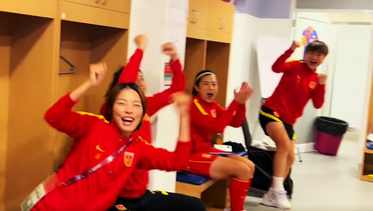 凌晨2点，中国女足更衣室疯狂庆祝叫嚣<a href=